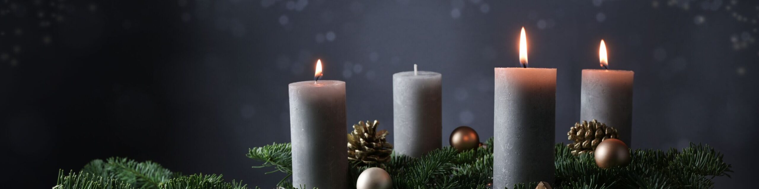 weboptimiert-Drei Kerzen brennen